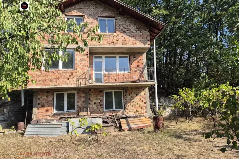 Къща с 5 стаи в с. Ново Бърдо, област София, на груб строеж