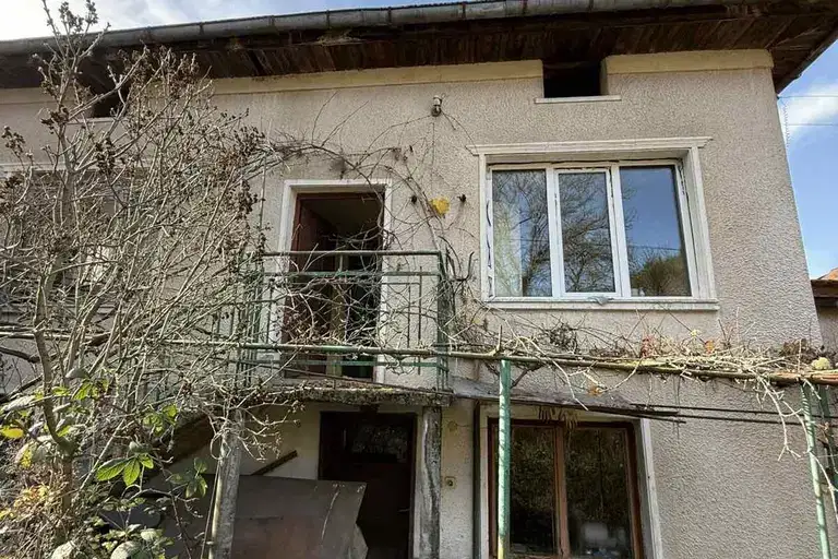 House in област София, Kamenica