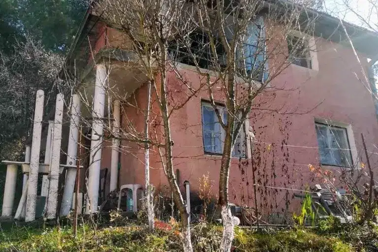 Двуетажна къща с двор в с. Луково, област София