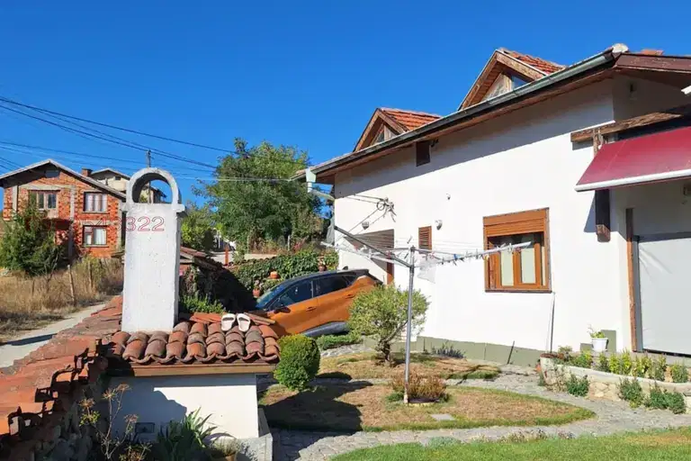 Къща с 4 стаи и панорамна тераса в с. Широки дол, обл. София