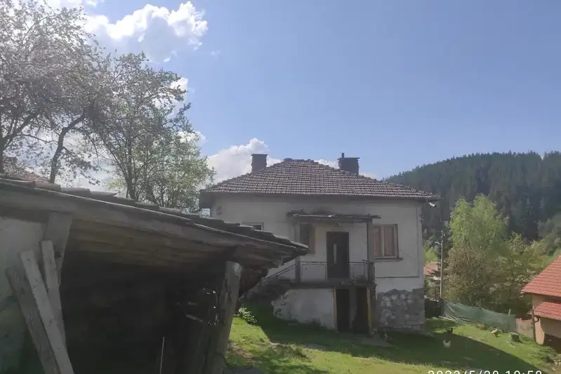 Двуетажна къща с двор в с. Широки дол, област София