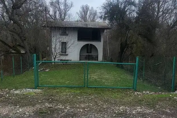 House in област София, Taban