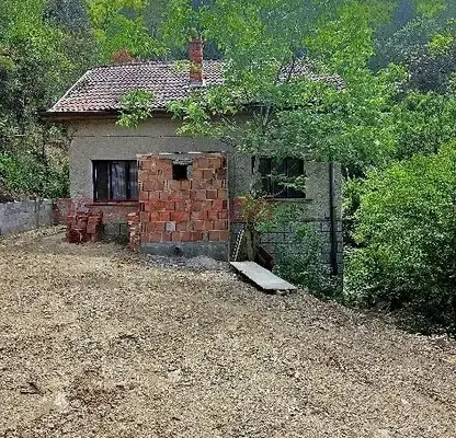 Снимка 4 — Двуетажна къща с голям двор в с. Томпсън, област София