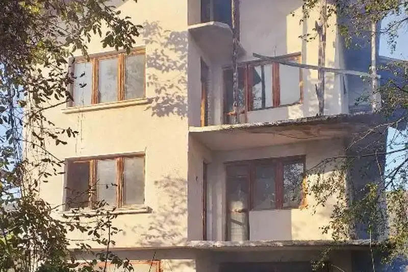 House in област София, Vidrare