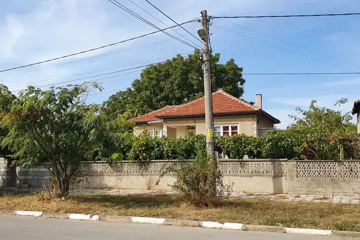Къща с 4 стаи и голям двор в с. Партизанин, обл. Стара Загора