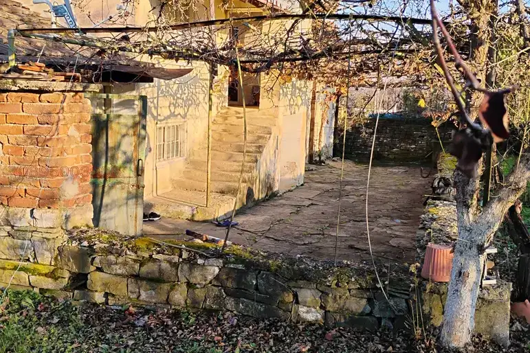 Каменна къща с 4 стаи в с. Яворово, област Стара Загора
