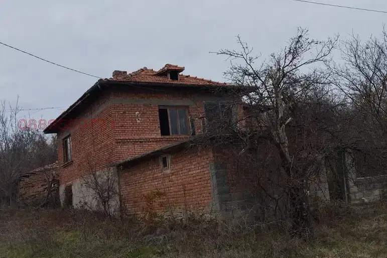 Къща 6-стаен в с. Боряна с двор и панорамна гледка