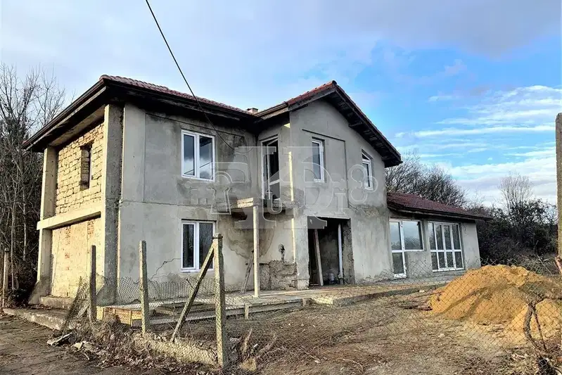Двуетажна къща с 5 стаи и двор в с. Изгрев, област Варна