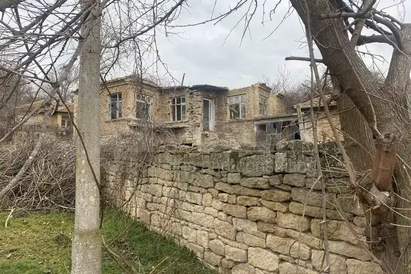 Къща с 2 нива в с. Манастир, обл. Варна, с голям двор