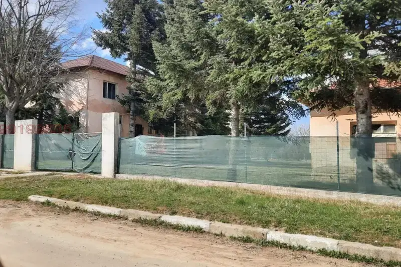 Къща с 2 етажа и голям двор в с. Приселци, обл. Варна