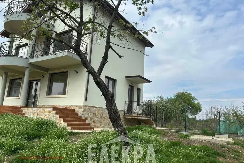 Къща във Варна, с. Равна гора