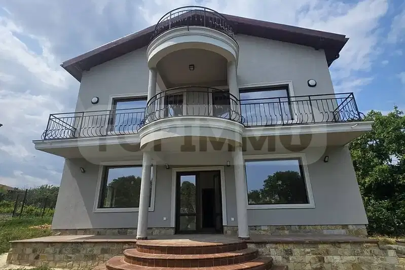 Къща във Варна, с. Равна гора