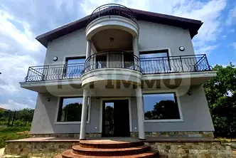 Къща във Варна, с. Равна гора