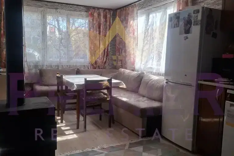 Двуетажна къща с 5 стаи в с. Синдел, област Варна