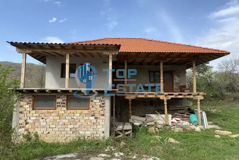 Двуетажна къща с 4 стаи и панорамна гледка в с. Черни дял