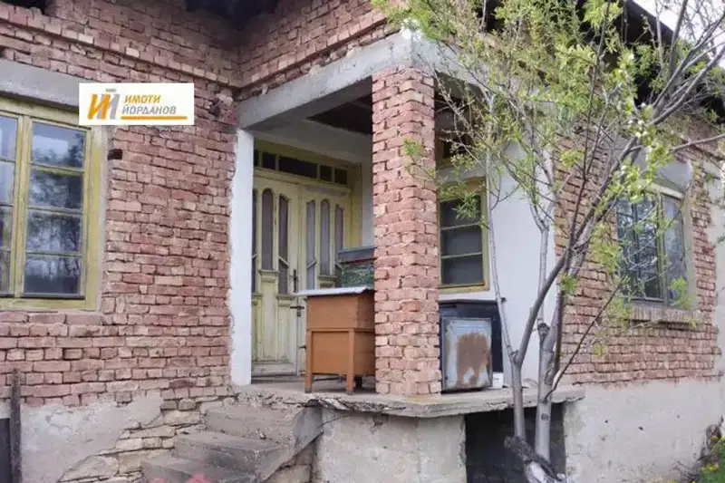 Едноетажна къща с двор в с. Долна Липница, обл. Велико Търново