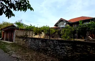 Къща във Велико Търново, с. Леденик
