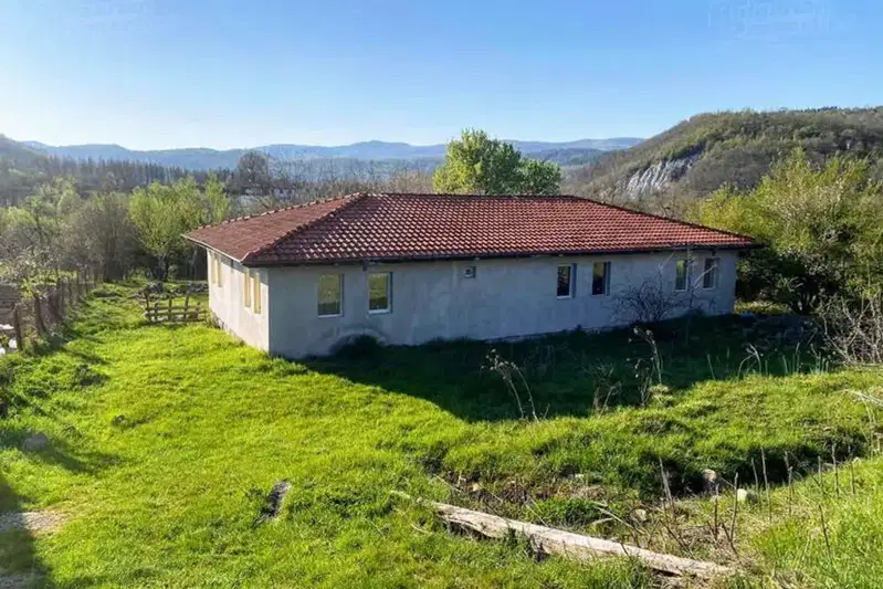 House with 4 bedrooms in village Maryan, Veliko Tarnovo region with yard