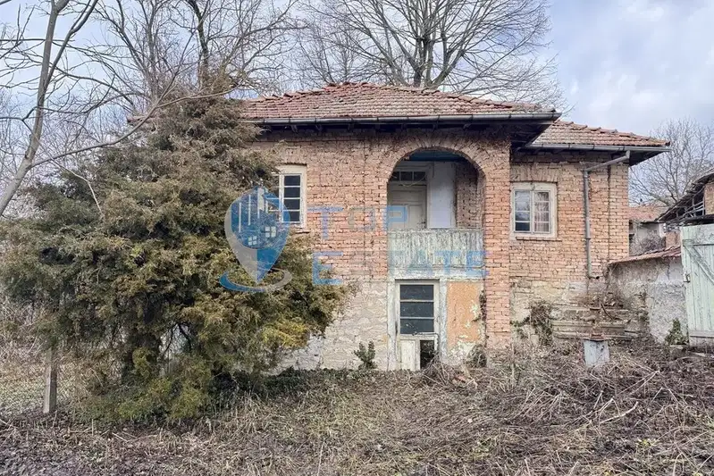 Двуетажна къща с двор в с. Николаево, област Велико Търново