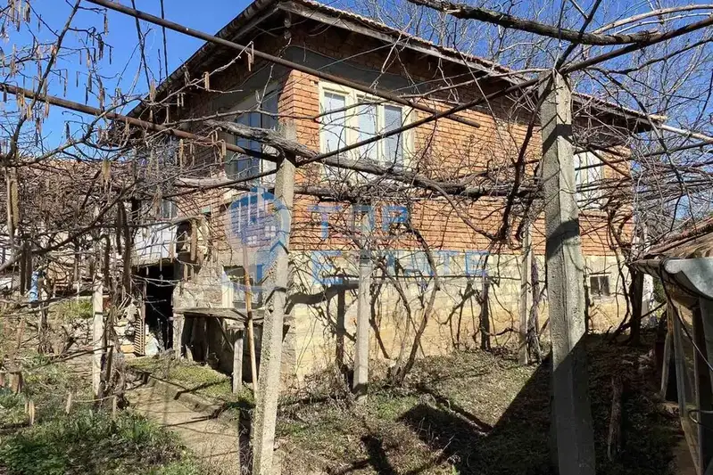 Къща с 3 спални и търговски помещения в с. Нова Върбовка