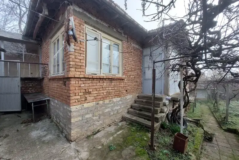 Къща с 4 стаи и магазин в с. Нова Върбовка, обл. Велико Търново