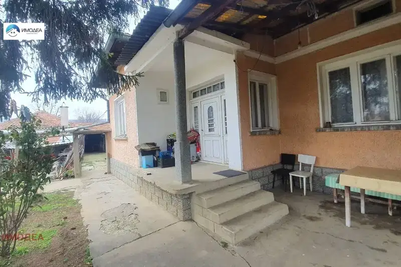 Къща с 4 стаи и двор в с. Раданово, обл. Велико Търново