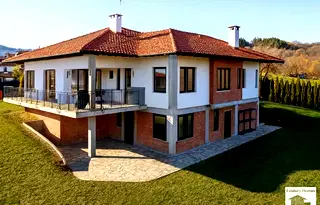 Къща във Велико Търново, с. Средни колиби