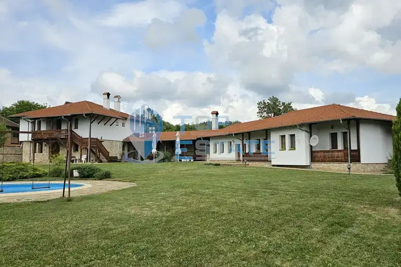 Къща във Велико Търново, с. Средни колиби
