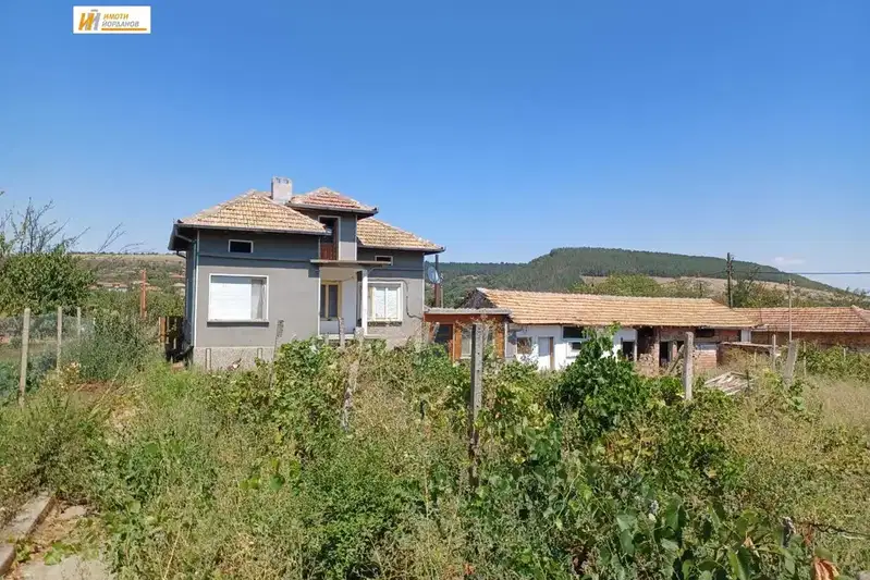 Къща с 3 стаи и двор в с. Вишовград, област Велико Търново