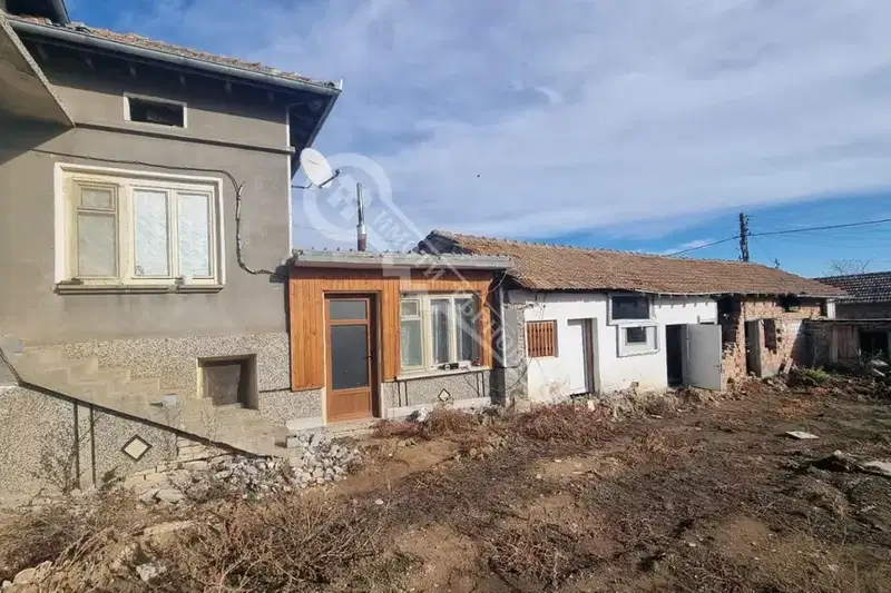Двуетажна къща с гараж в с. Вишовград, обл. Велико Търново