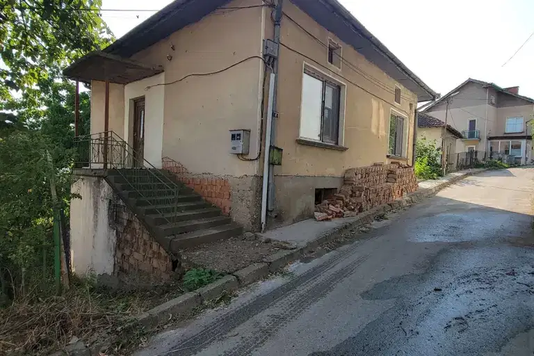 Къща с 4 стаи в Белоградчик с двор и близост до Калето