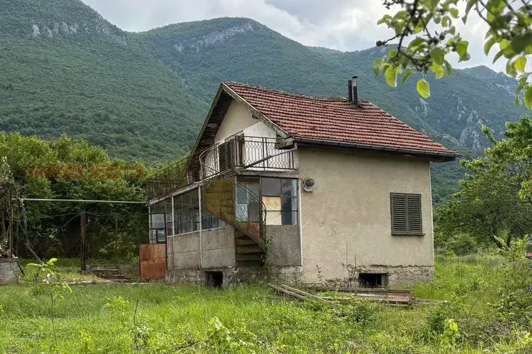 Къща с 2 стаи и панорамна гледка в с. Бели извор, Враца