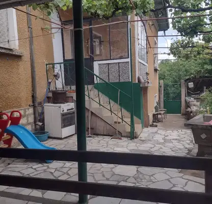 Снимка 4 — Къща с 6 стаи и голям двор в с. Галатин, област Враца