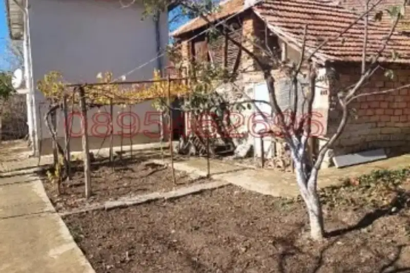 Двуетажна къща с 4 стаи и двор в с. Горна Бешовица