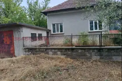 Къща с 3 сгради и двор в с. Хайредин, област Враца