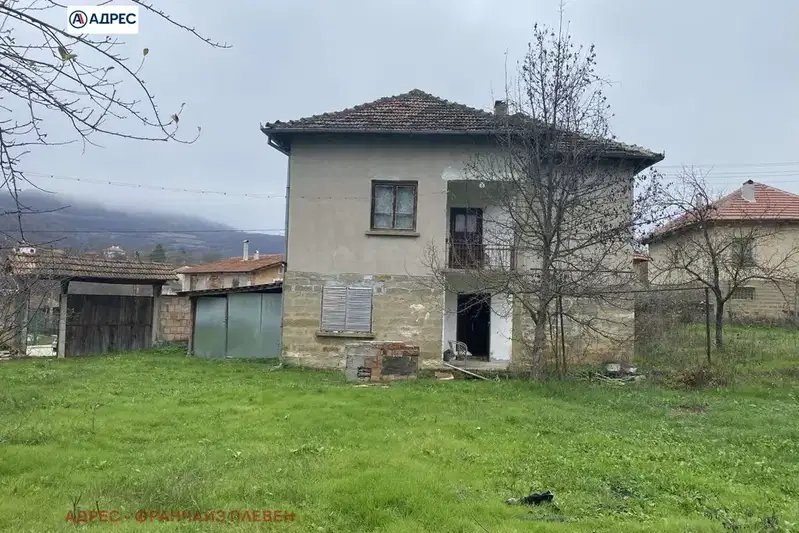 Двуетажна къща с двор в с. Ослен Криводол, област Враца