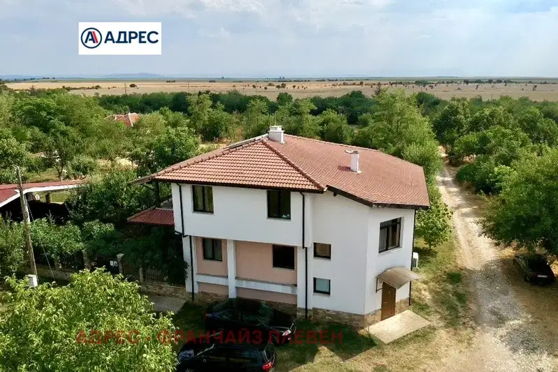 Къща с 6 спални и тераси в с. Сираково, област Враца