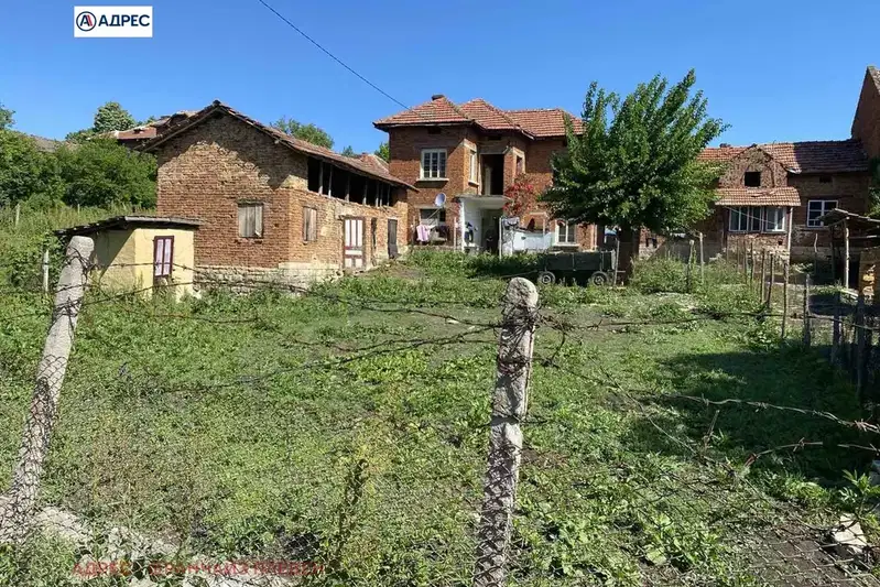 Двуетажна къща с двор в с. Тлачене, област Враца