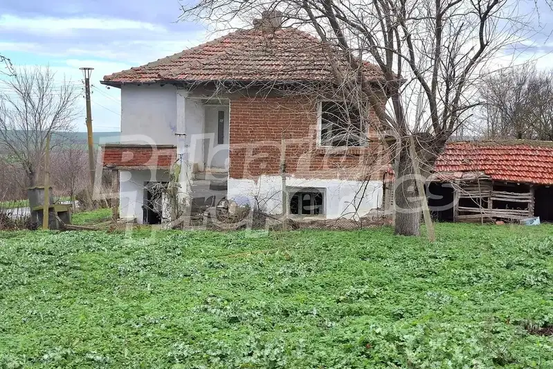 Двуетажна къща с голям двор в с. Маломирово, област Ямбол
