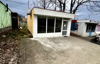 Магазин във Враца, Младост