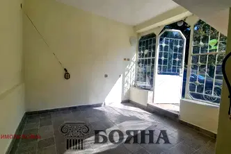 Магазин в Русе, Родина 1