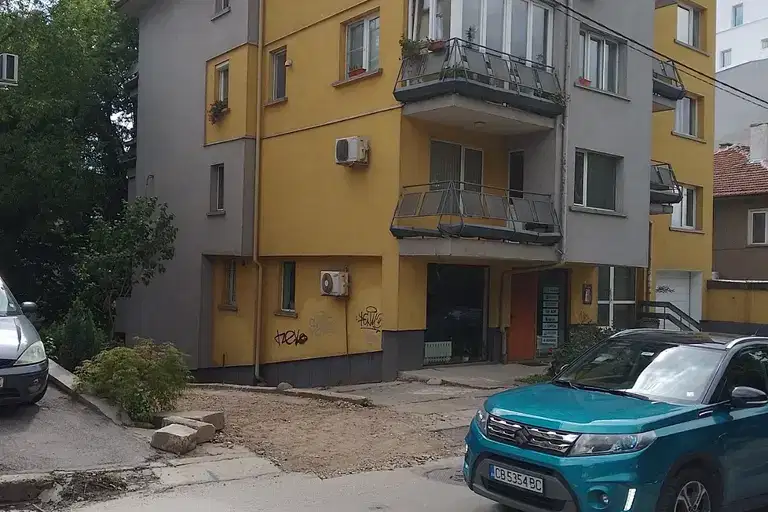 Офис в София, Гео Милев