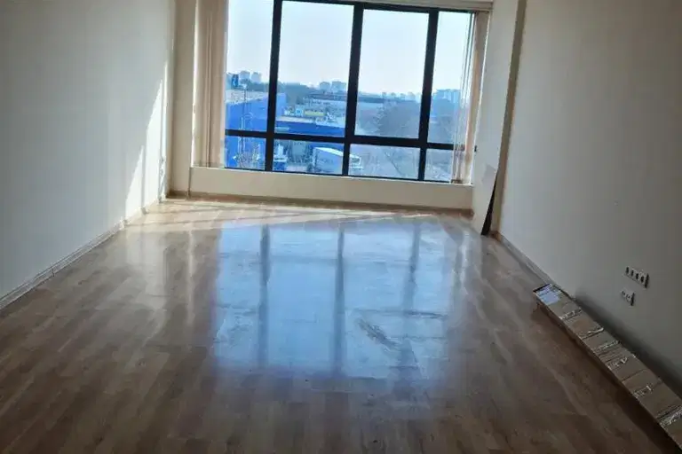 Office in Varna, Metro