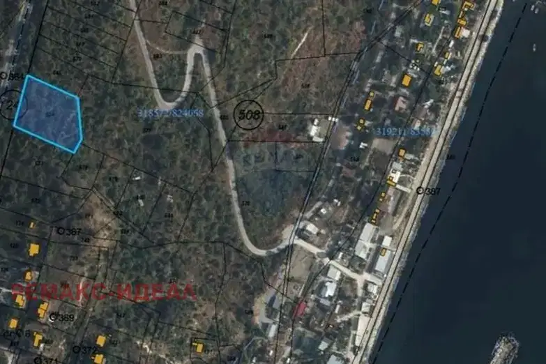 Plot in Zlatni Pyasyci