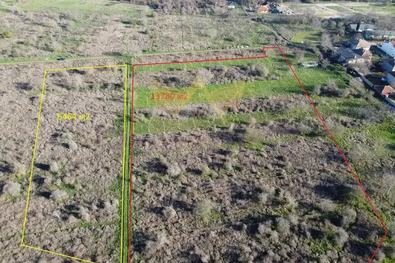 Plot in Topoli
