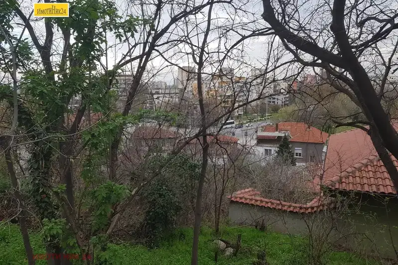 Plot in Старият