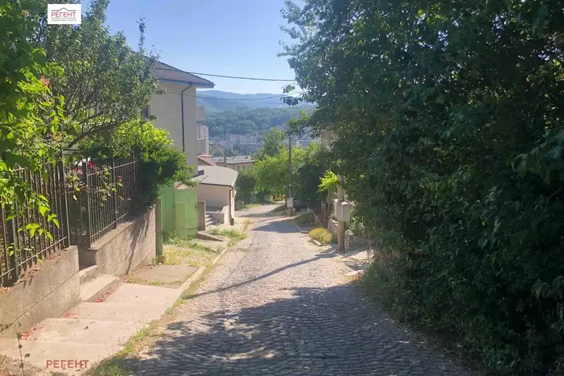 Plot in Gabrovo, Centyr