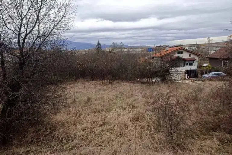 Plot in Pernik, Moshino