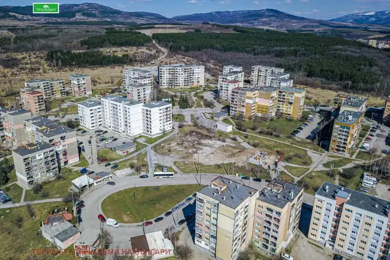 Plot in Pernik, Teva