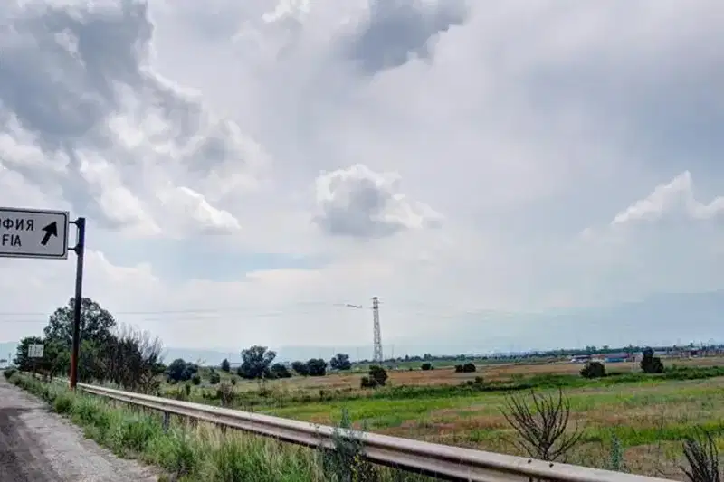 Парцел в София, Враждебна